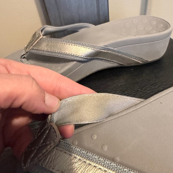 Vionic High Tide Silver Thong Wedge Sandals Women’s 9 Orthotic - Picture 5 of 13